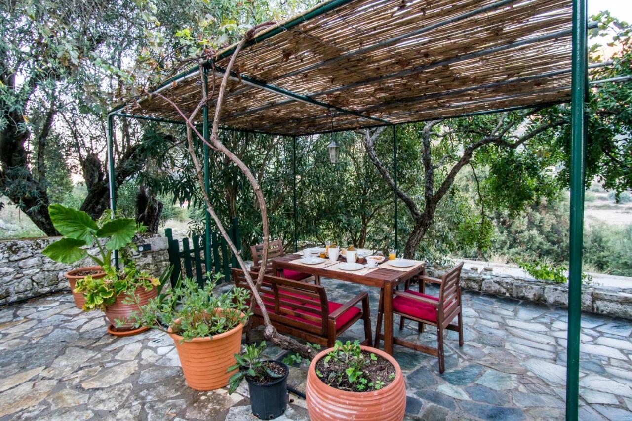Almond Trees Cottage Divarata Exterior photo